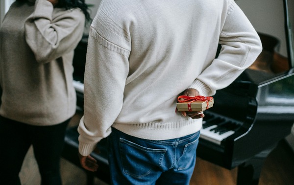 Christmas Gift Guide: Why Wireless Stereo Bluetooth Earbuds Are the Perfect Present