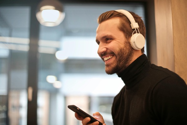 Wireless Stereo Bluetooth Earbuds vs. Over-Ear Headphones: Which Is Right for You?